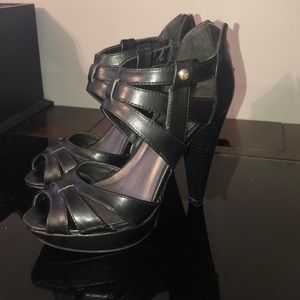 Peep toe guess pumps